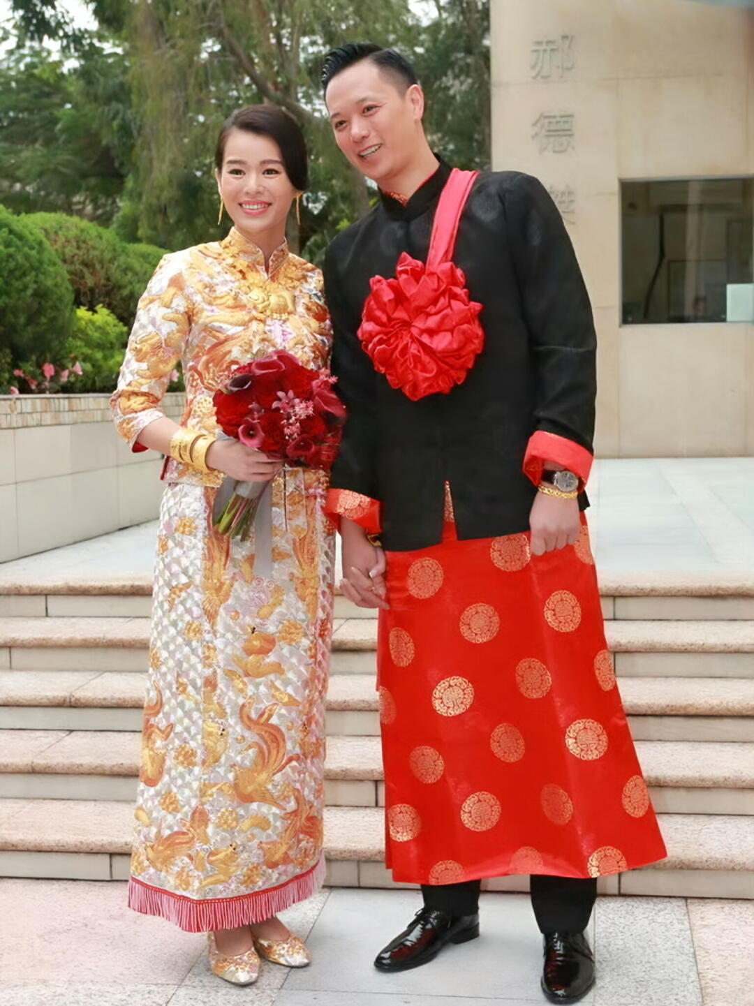 户外草坪婚礼能穿龙凤褂吗?场地与裙摆的适配细节