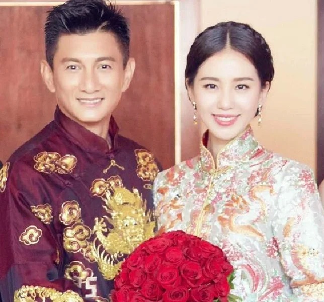 龙凤褂配什么颜色手捧花？红金嫁衣的花材配色思路