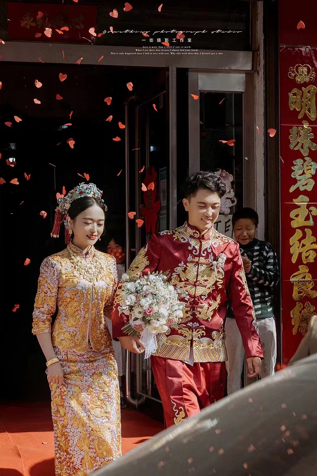 小个子新娘选龙凤褂的3个显高秘诀：直筒款+高腰线+露婚鞋
