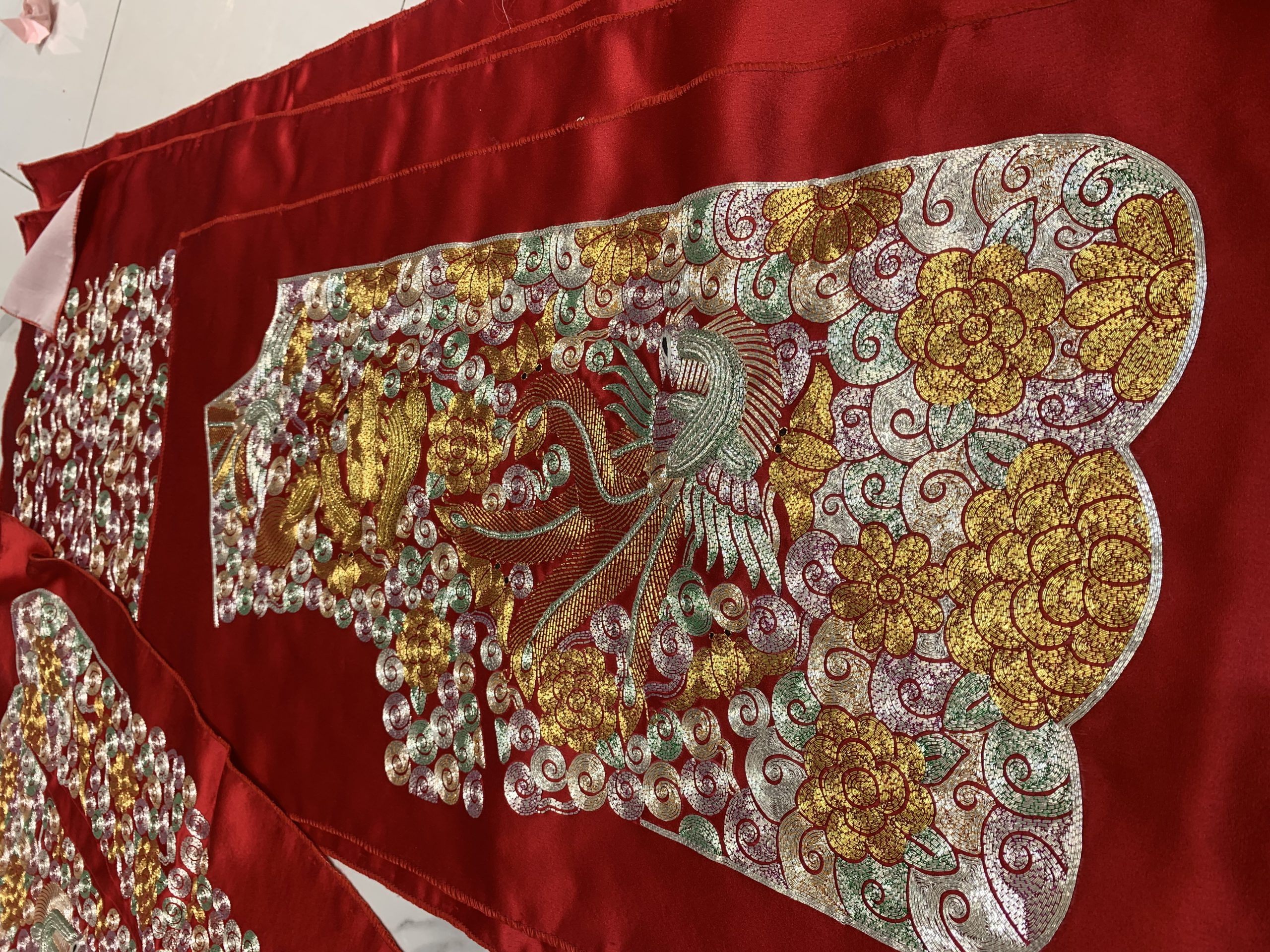 裙褂绣片针线细节