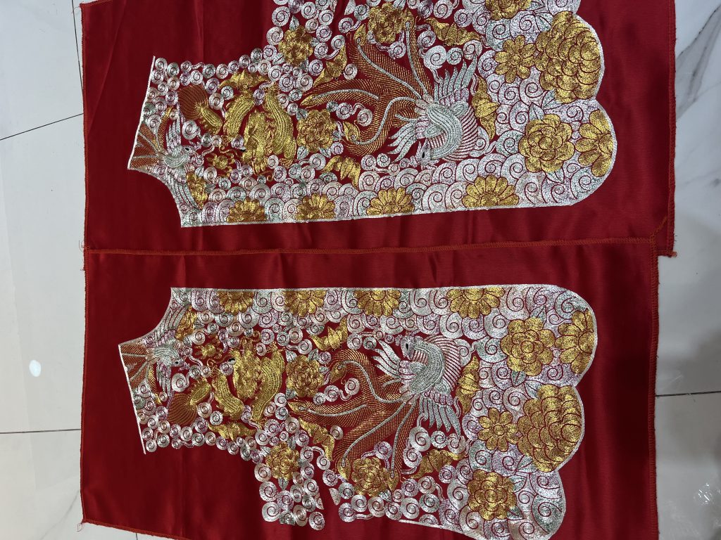 龙凤褂保养：手绣绣片平铺存放，金银线怕潮怕折