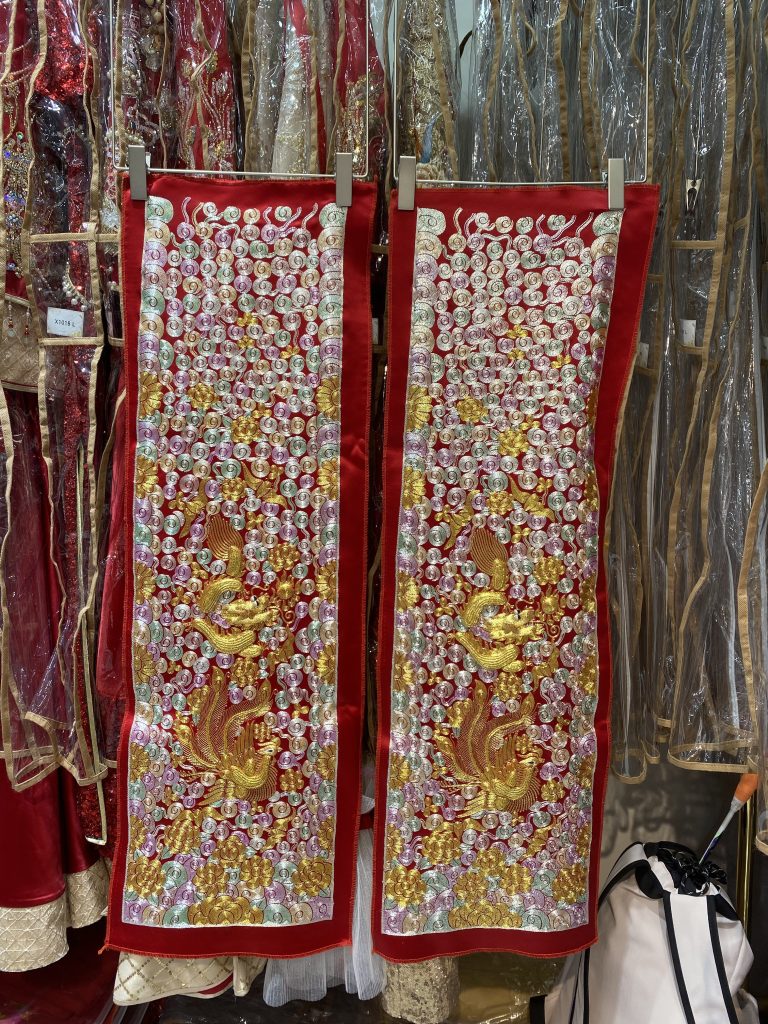龙凤褂金银线密度特写:手工钉金绣绣片
