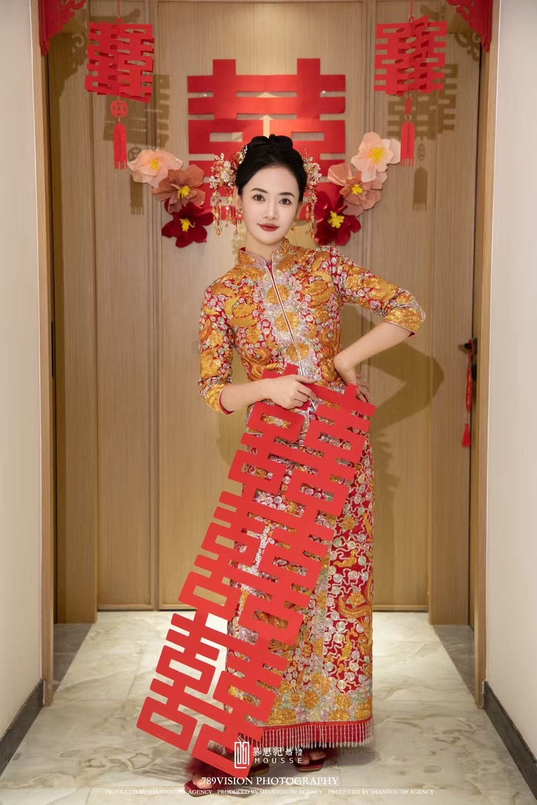 新娘穿裙褂展裙摆全身照