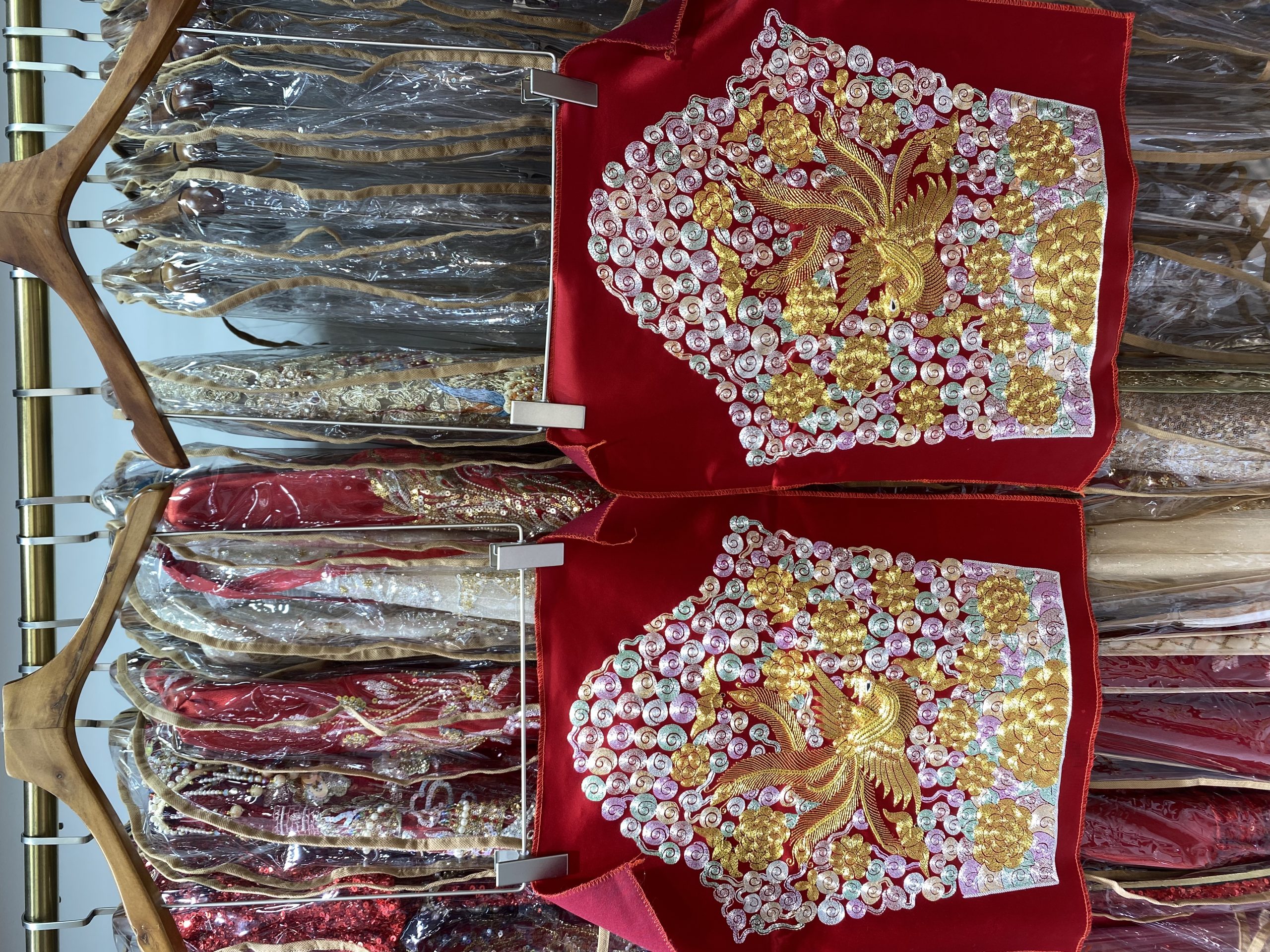 龙凤褂上衣褂平铺展示,刺绣结构一目了然