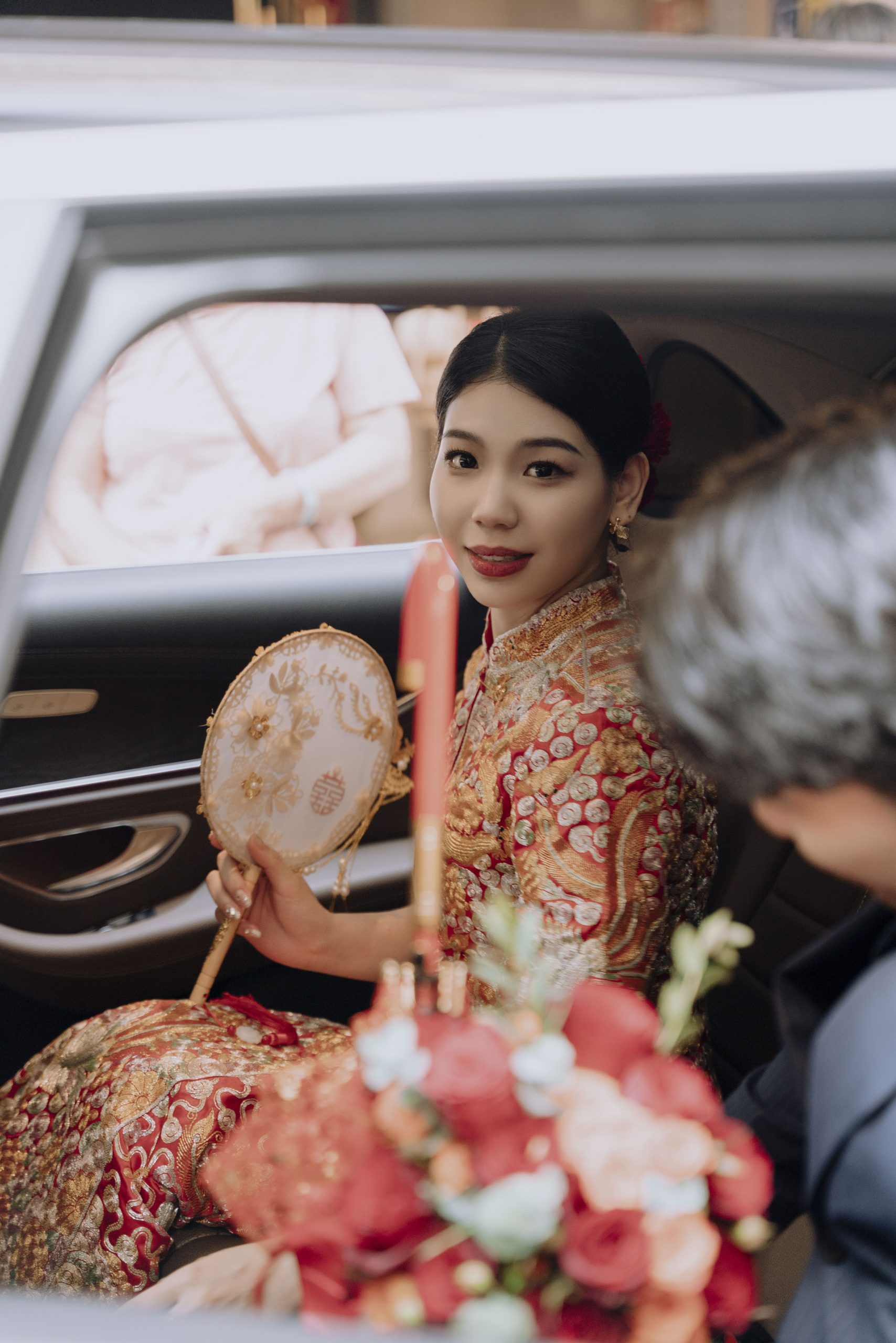 广州婚纱街龙凤褂探店实录：手绣与机绣的差距有多惊人？
