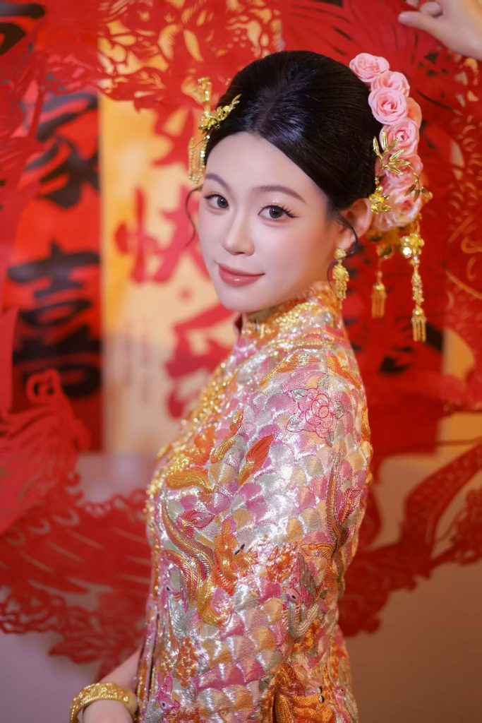 龙凤褂配金器实拍：新娘穿金银线嫁衣，佩戴金色耳饰、头饰与手镯