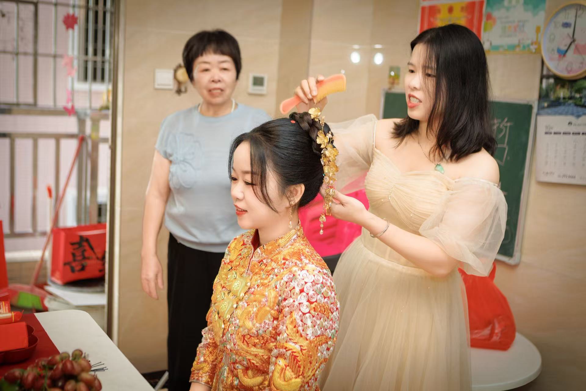中式婚礼舞台配色与龙凤褂的呼应