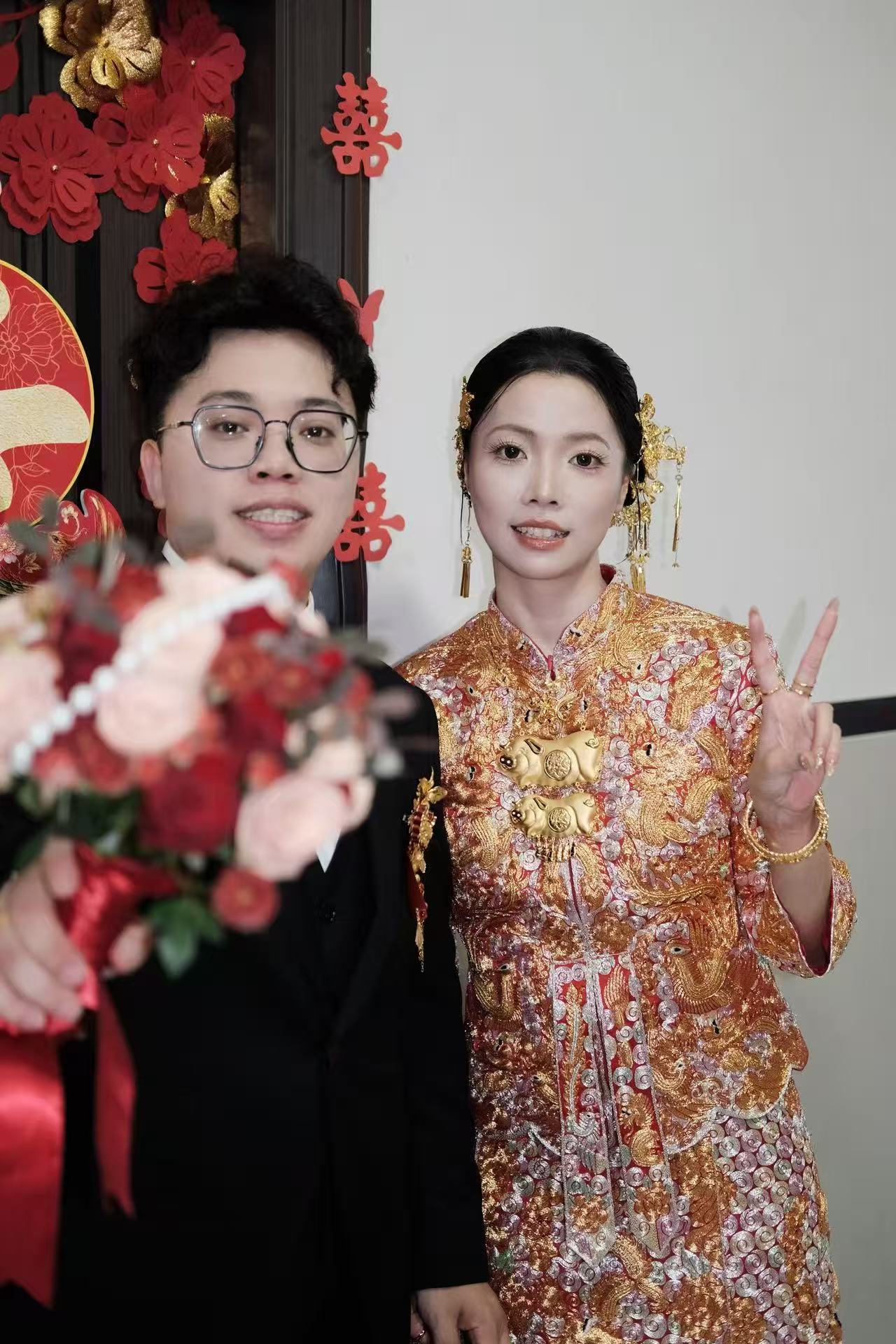 婚礼现场家人帮忙整理着装