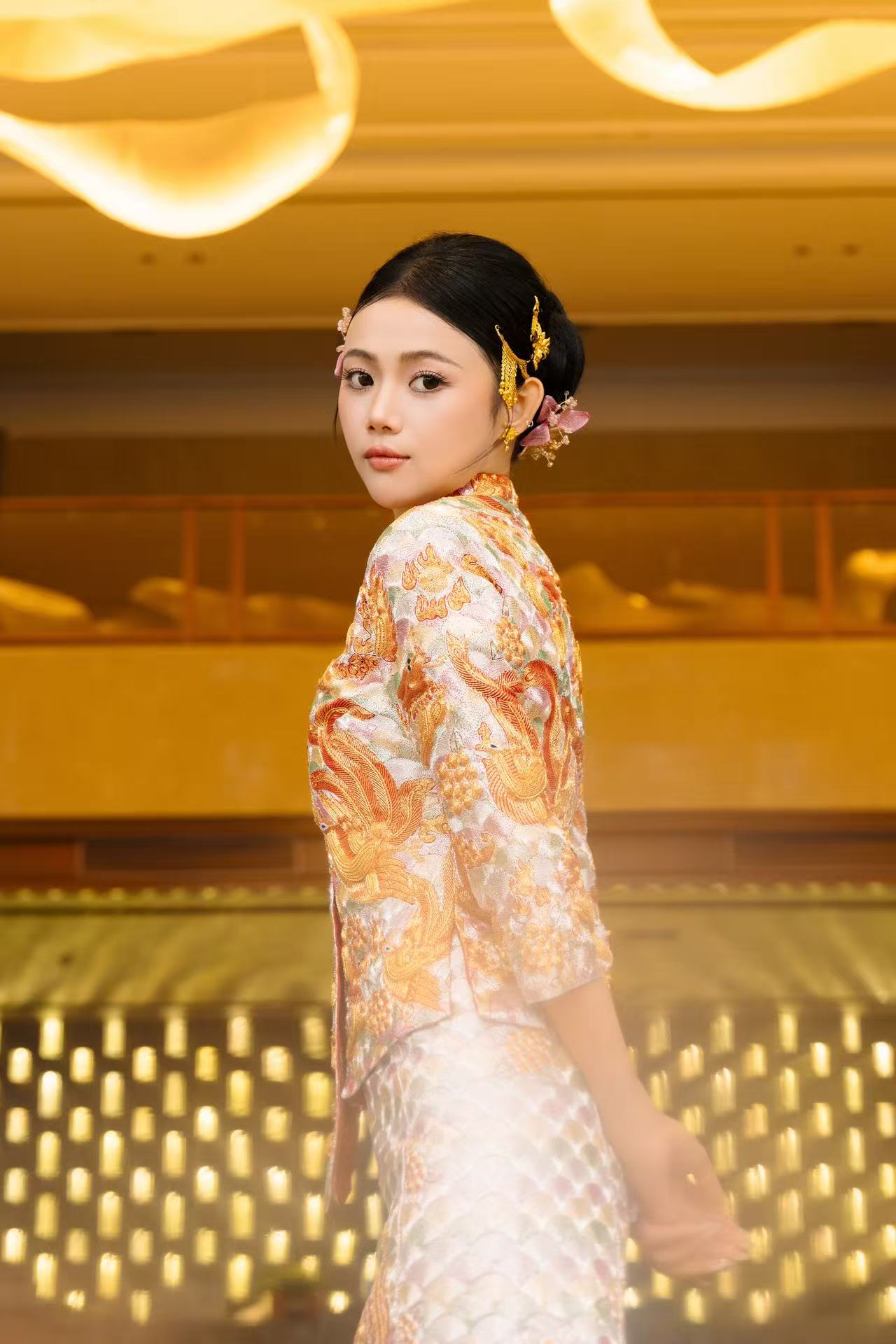 伴娘分工帮新娘穿龙凤褂盘扣与裙摆