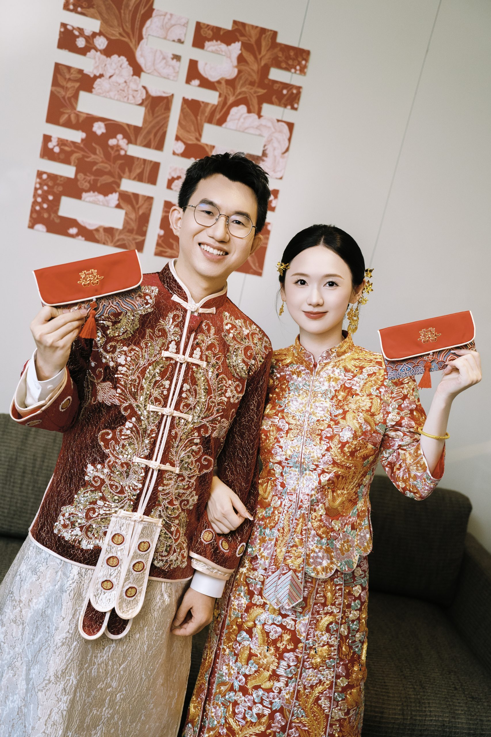 黄皮新娘穿龙凤褂,朱红和枣红哪个更显白?