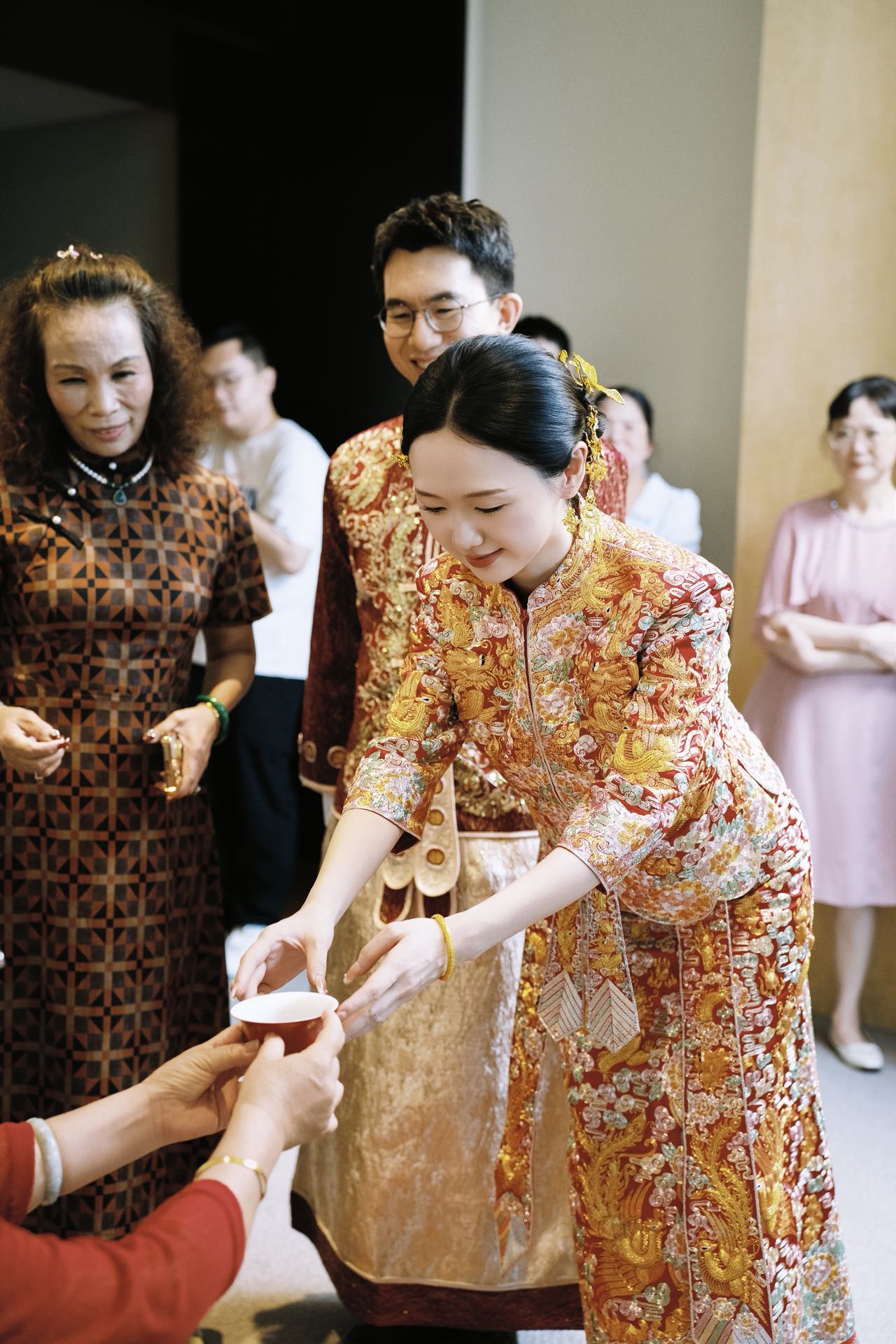 穿龙凤褂没口袋，红包、手机、口红分别交给谁拿