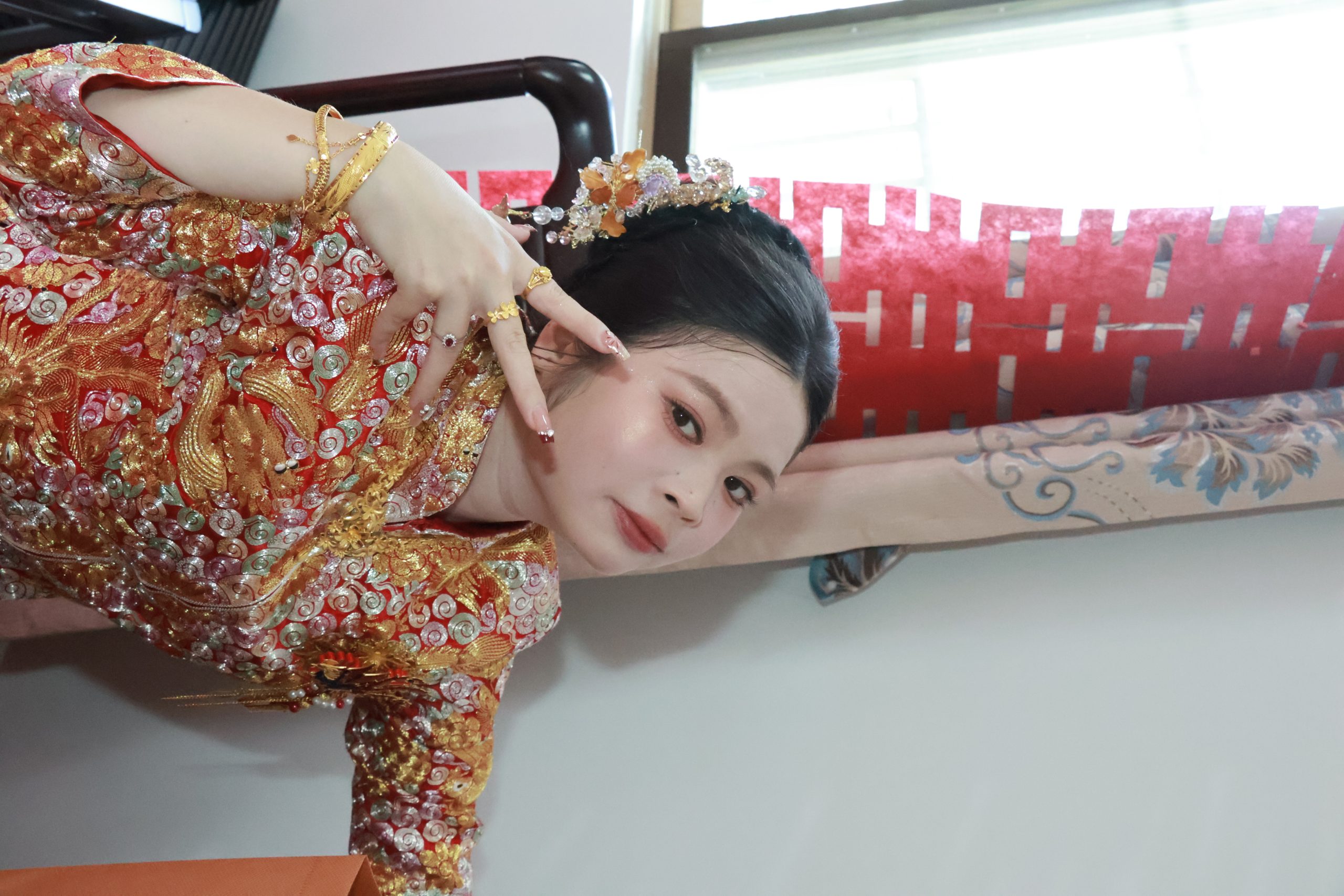 中式嫁衣肩带外露和露背怎么处理，才不破坏画面？